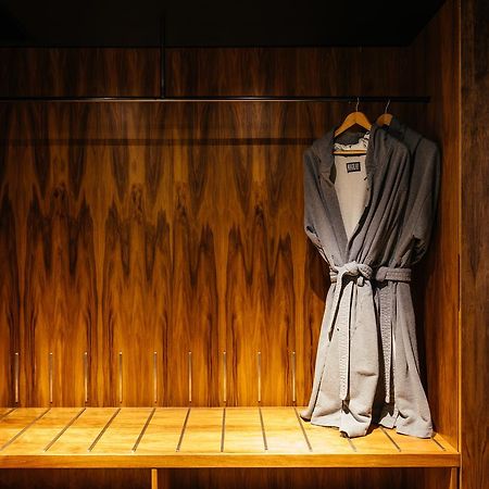 MACq 01 Hotel Hobart Buitenkant foto A bathrobe hanging on a wooden bench