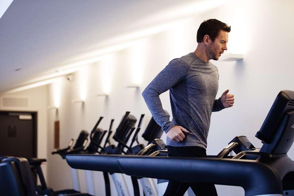 MACq 01 Hotel Hobart Faciliteiten foto A man on a treadmill