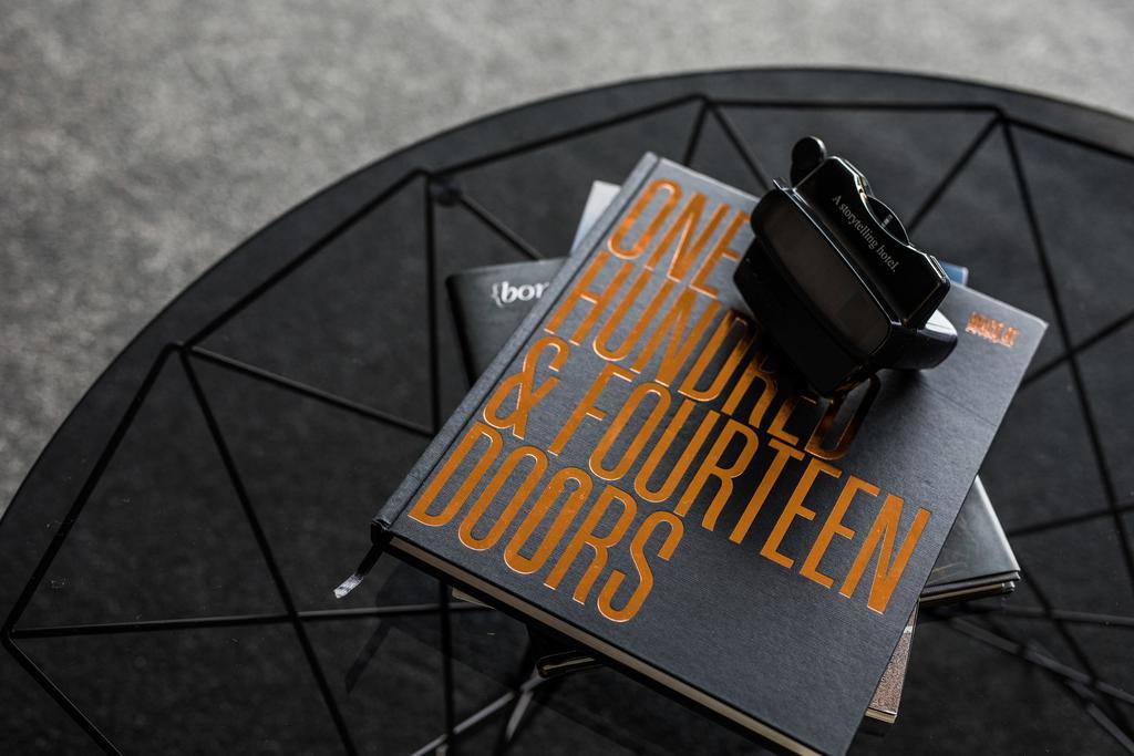MACq 01 Hotel Hobart Buitenkant foto The book on display