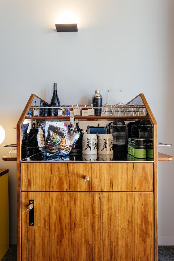 MACq 01 Hotel Hobart Buitenkant foto A bar cart